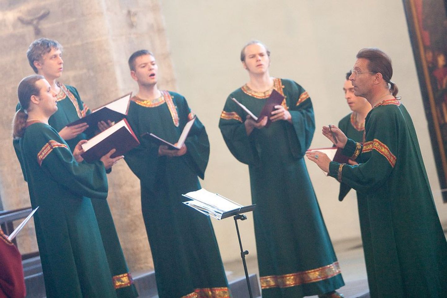 Хор под управлением Валерия Петрова (справа) более 20 лет радует поклонников духовной музыки прекрасным исполнением музыкальных произведений.