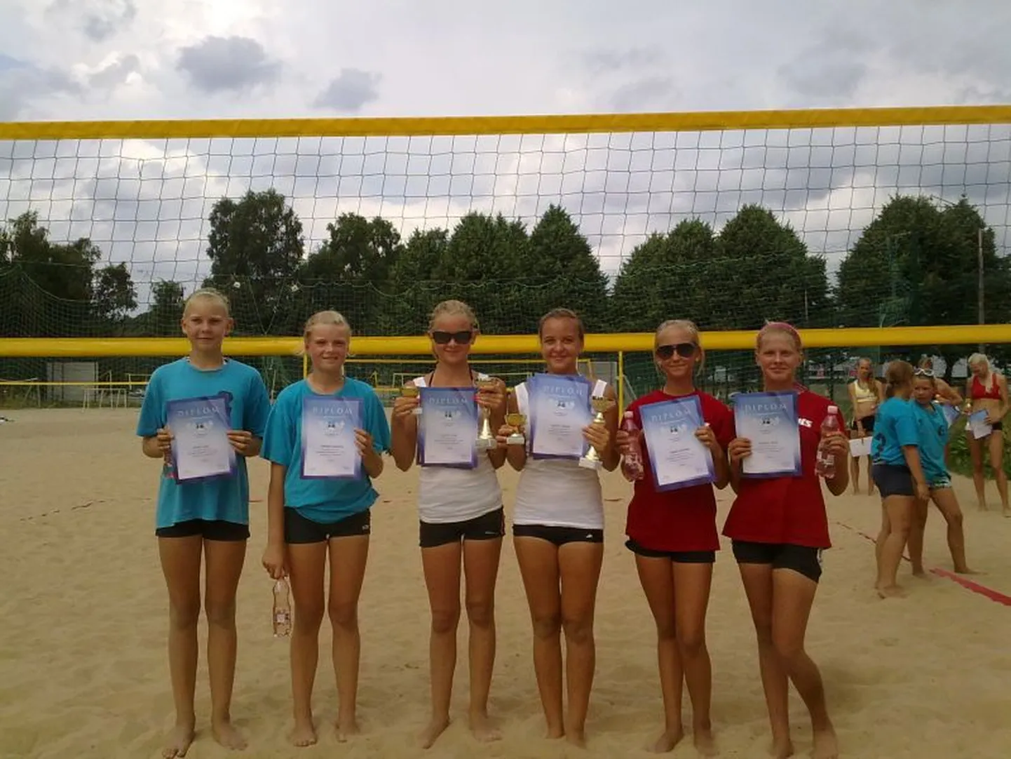 Rannavõrkpalli noorte kartikavõistluste U-14 esikolmik (vasakult)hõbedane Kohila paar Kertu Laak-Karmen Mereküla, tartlannadest võitjad Ingrid Kiisk -  Mail-Liis Logina ja samuti tartlannadest pronksipaar Sandra Ratasepp - Regiina Malm.