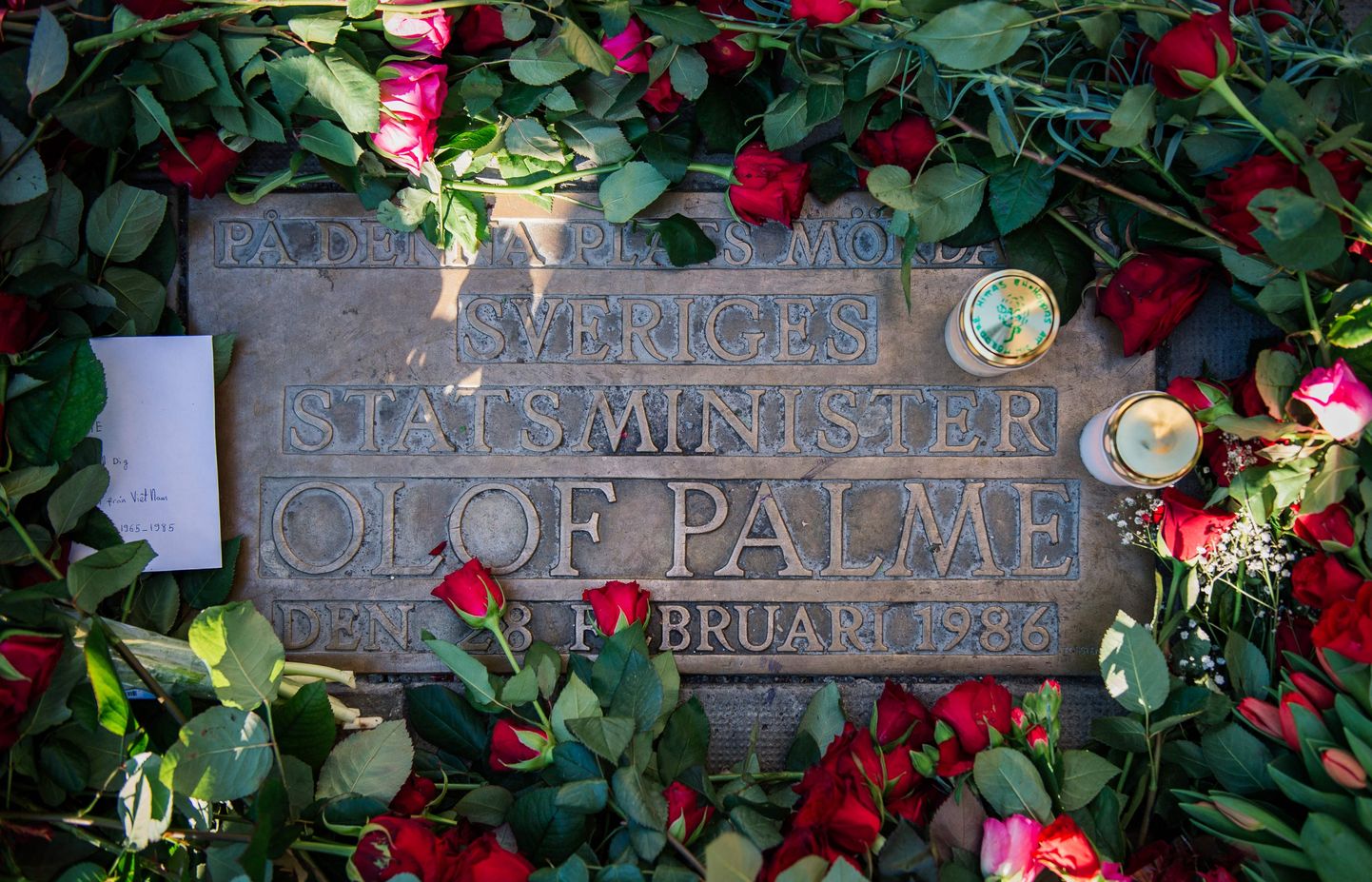 Mälestusplaat Stockholmis paigas, kus Rootsi peaminister Olof Palme 28. veebruaril 1986 maha lasti