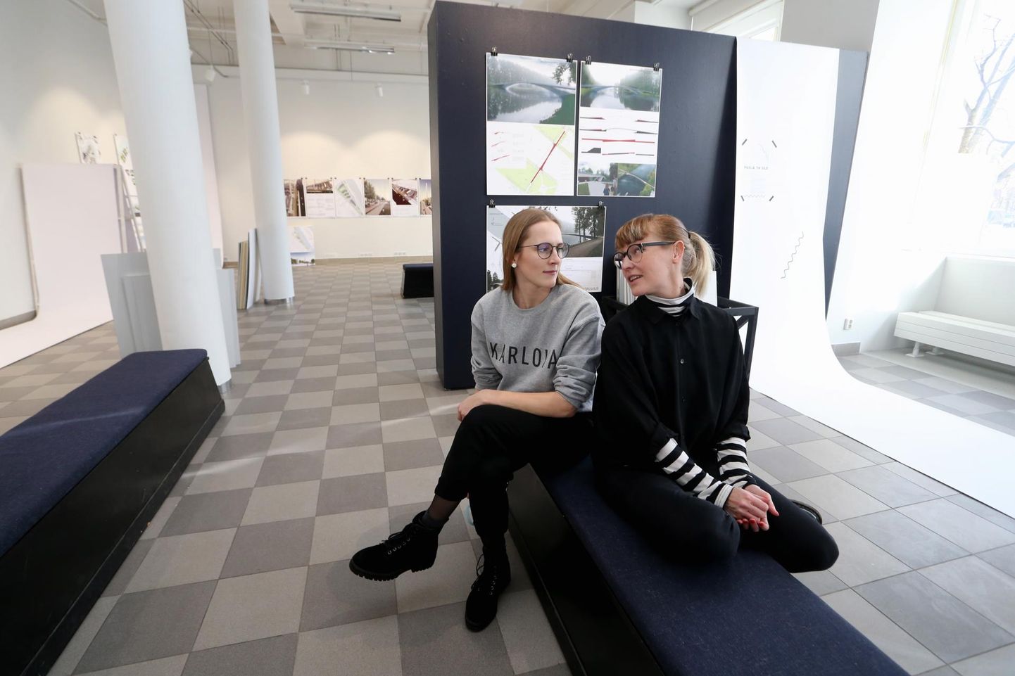 Kristin Kägu (vasakul) ja Anna-Liisa Unt on koostanud ja kujundanud kõrgema kunstikooli Pallas galeriis Noorus näituse Tartu arhitektuuri- vőistlustest.