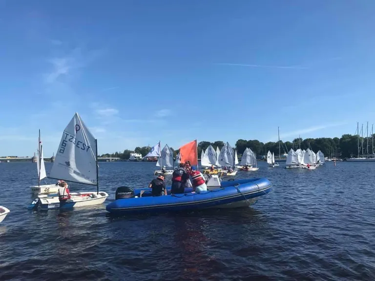 Optimisti klassis võistles kodujõel 28 noorpurjetajat.