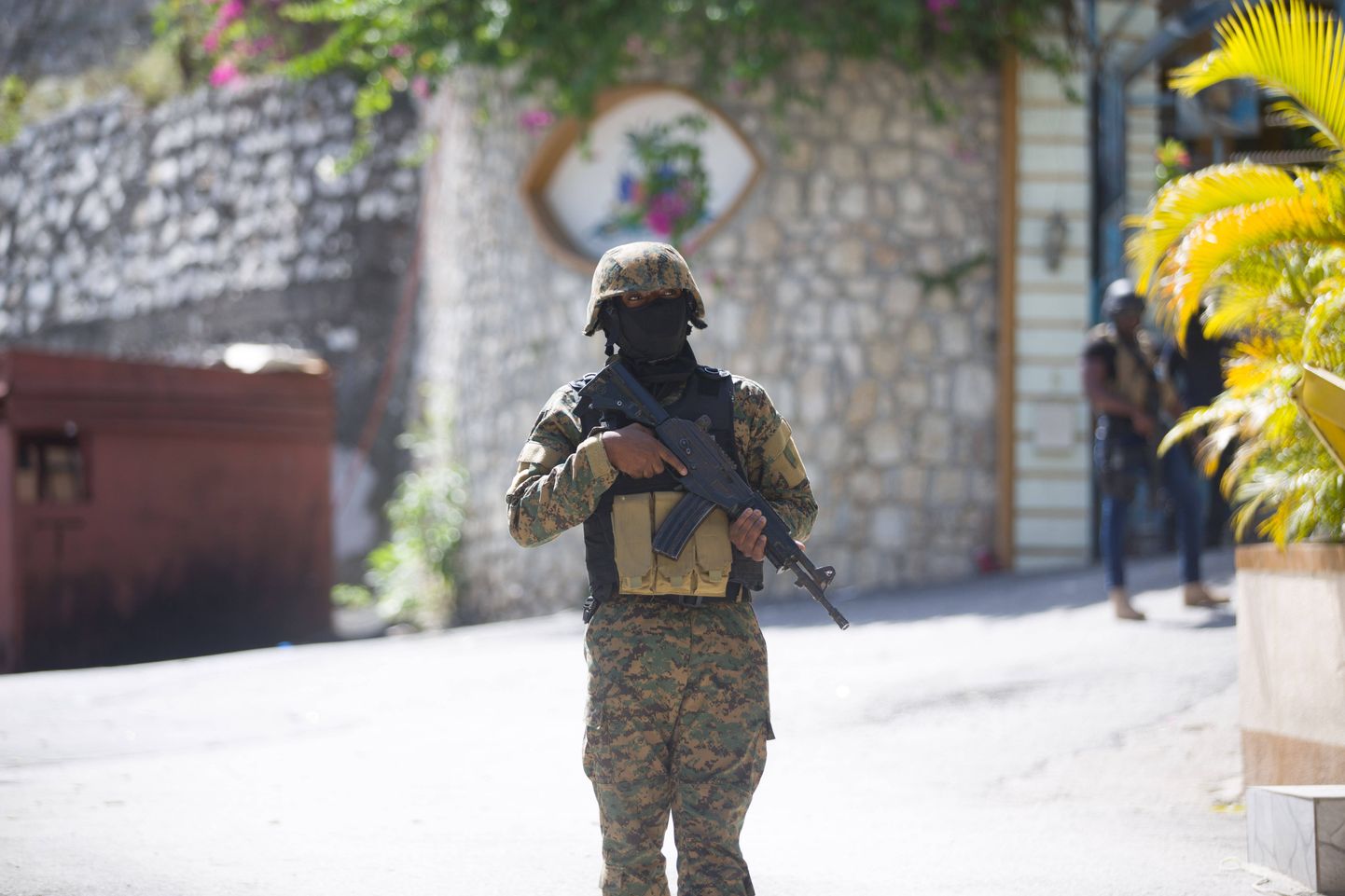 Военный рядом с резиденцией убитого президента Гаити.