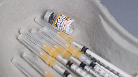 В США выявили возможную проблему со здоровьем, возникающую от новейшей вакцины Pfizer