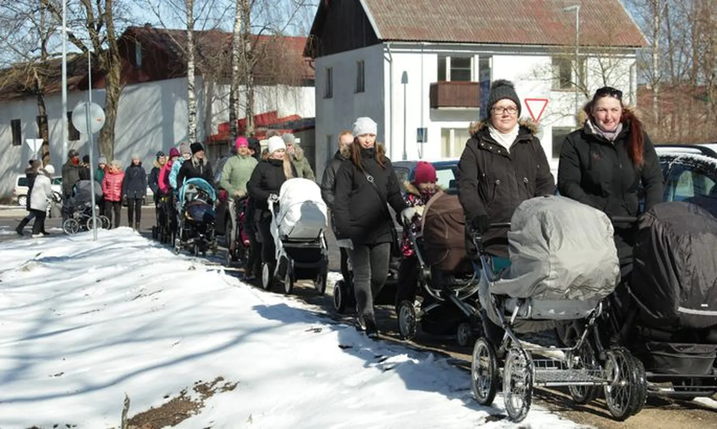 Протест против идеи закрытия родильного отделения в Валгаской больнице.