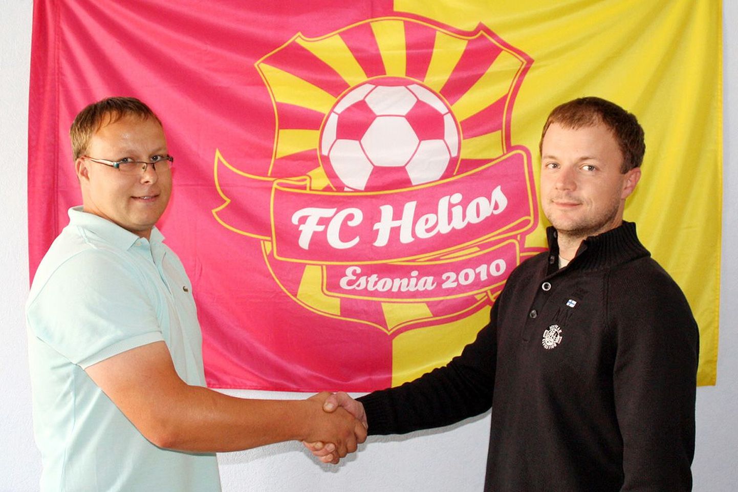 FC Helios Võru juhatuse liige Jaanus Vislapuu  ja OÜ Valga Puu esindaja Mihkel Matsin
