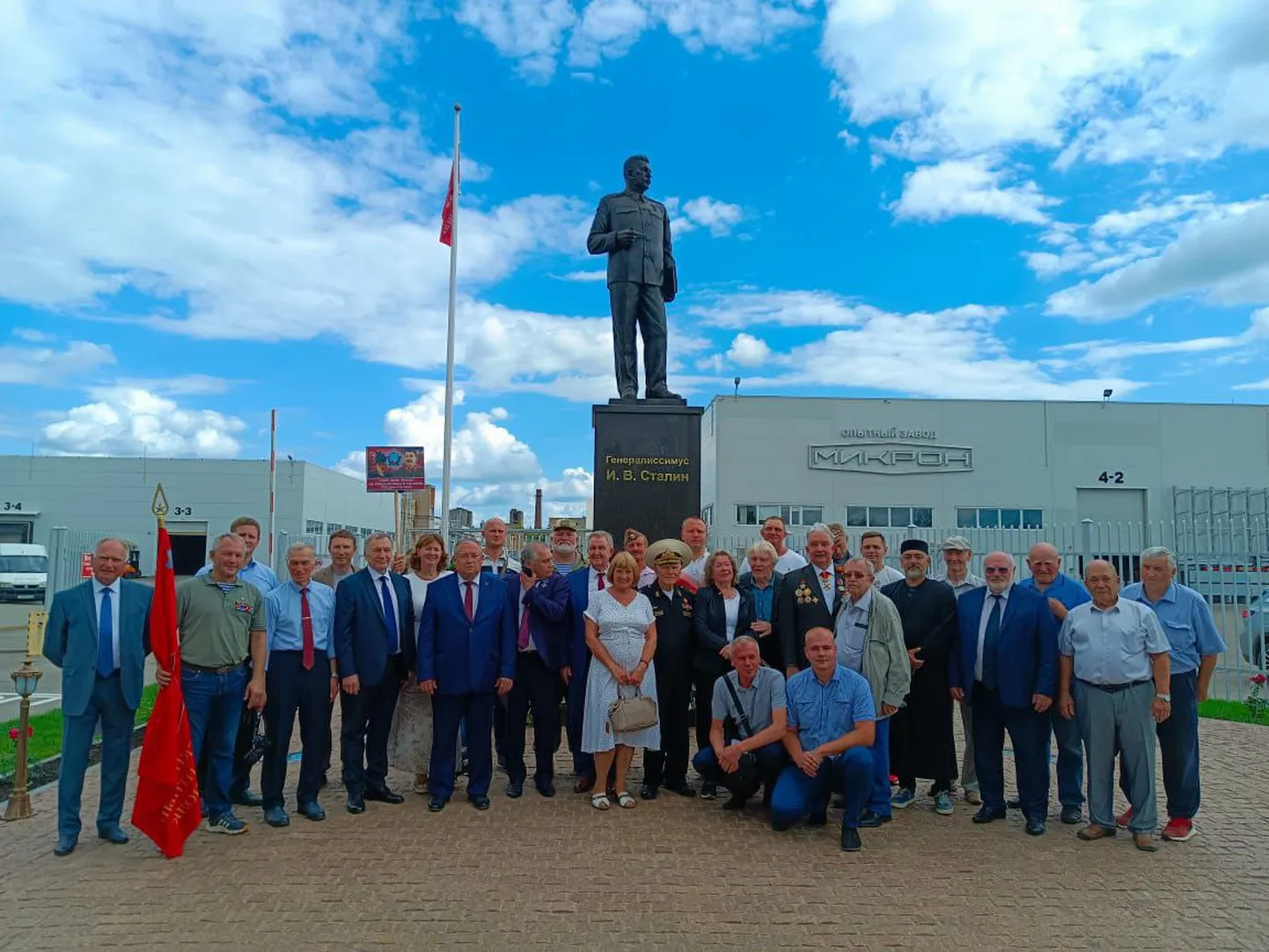 Velikie Lukis avati 15. augustil tehase õuel Stalini monument.