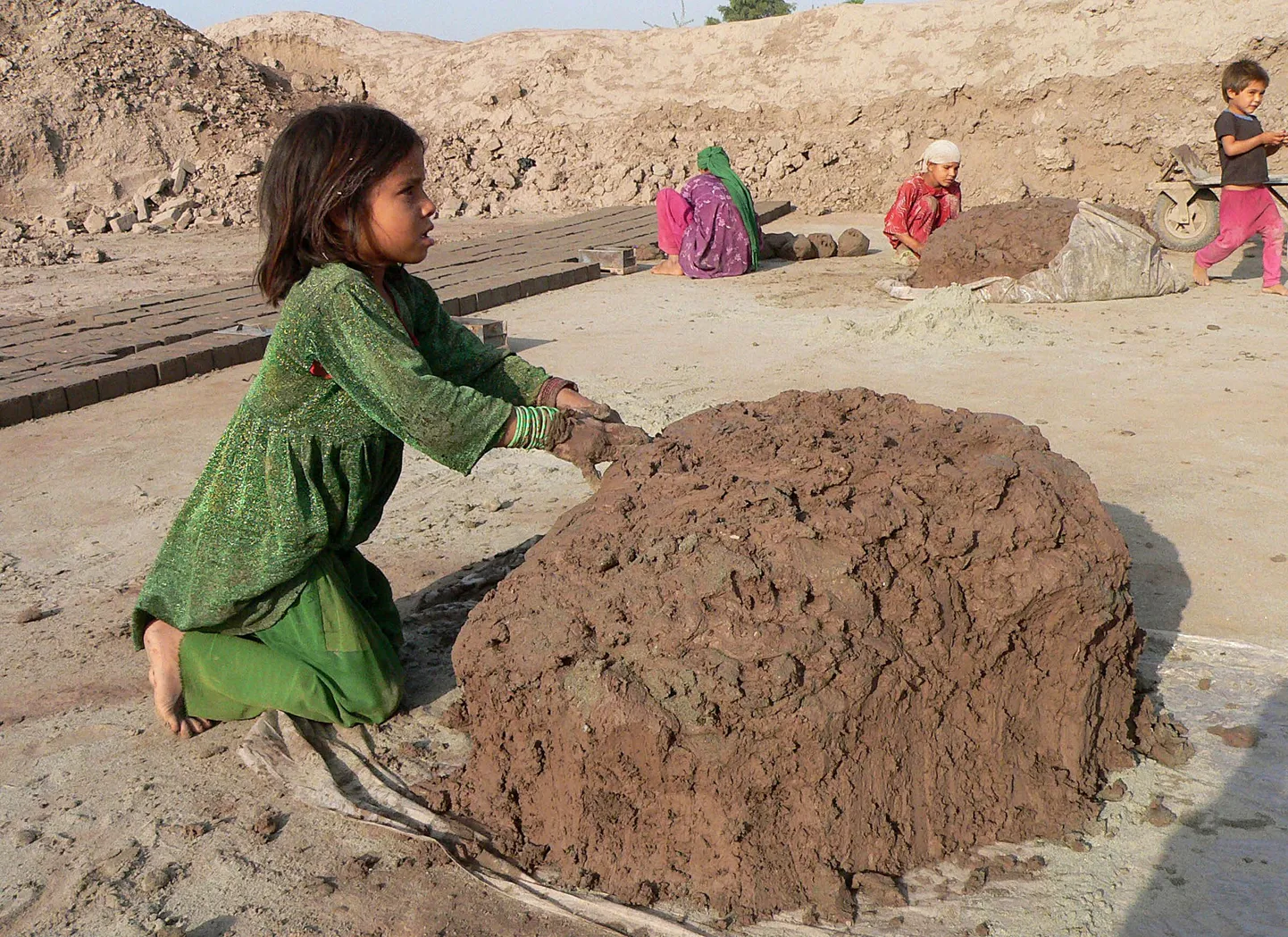 India on üks riike, mis muutub maailma majandusasjades aina suuremaks otsustajaks. Pildil India lapstöölised.