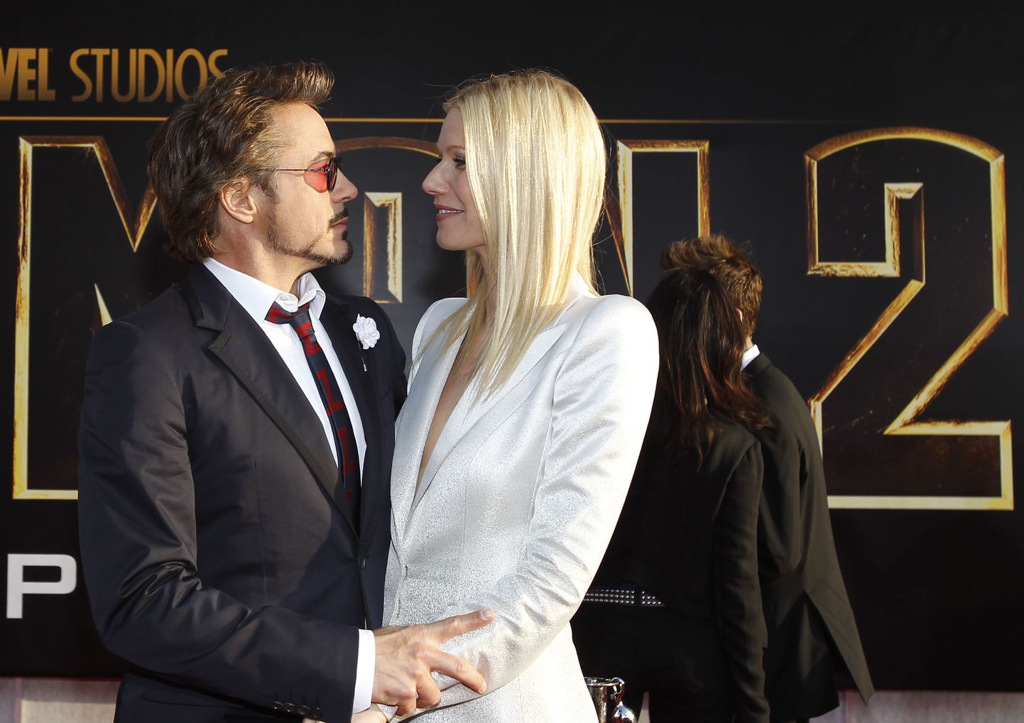 Robert Downey jr Tony Starki rollis edutab filmis oma endise assistendi Pepper Pottsi, keda mängib Gwyneth Paltrow, oma firma tegevjuhiks