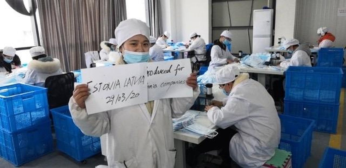 Китайцы за производством масок, прибывших в прошлый четверг в Эстонию.