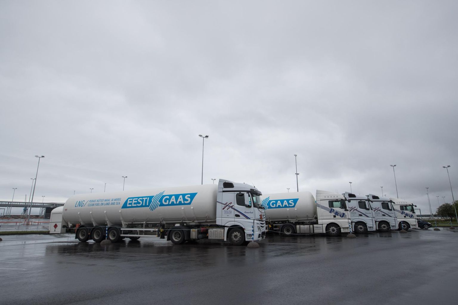 Eesti Gaasi LNG-autod ootavad Tallinna sadamas Megastari punkerdamist ja suunduvad seejärel Koidula piiripunkti, kus nad eelisjärjekorras üle piiri pääsevad.