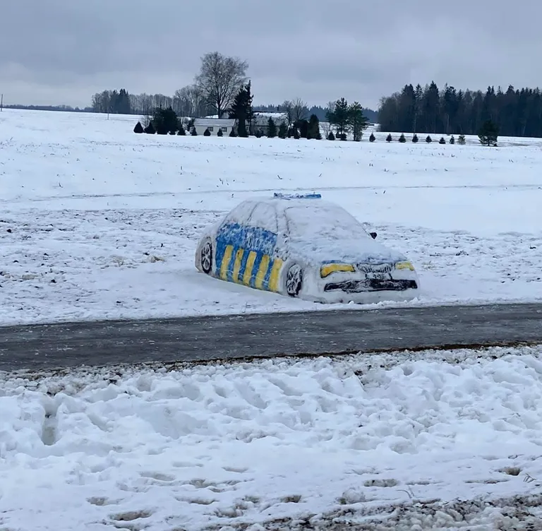 Снежная скульптура "Politsei auto"