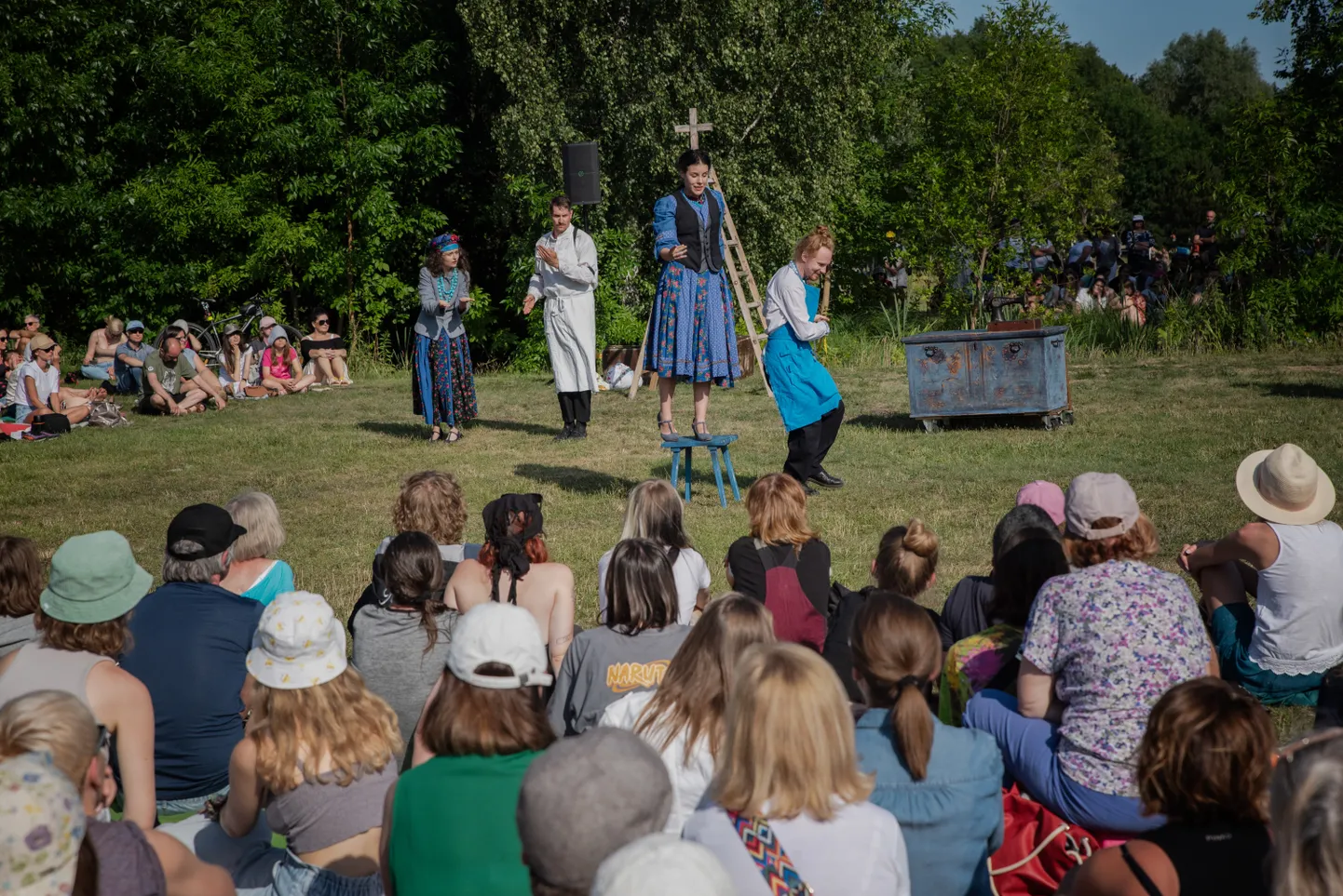 Tüüpiline suveteatri vabaõhuetendus. PIlt on illustratiivne, igasugune sarnasus mõne Eesti suvelavastusega on puhtelt juhuslik :D