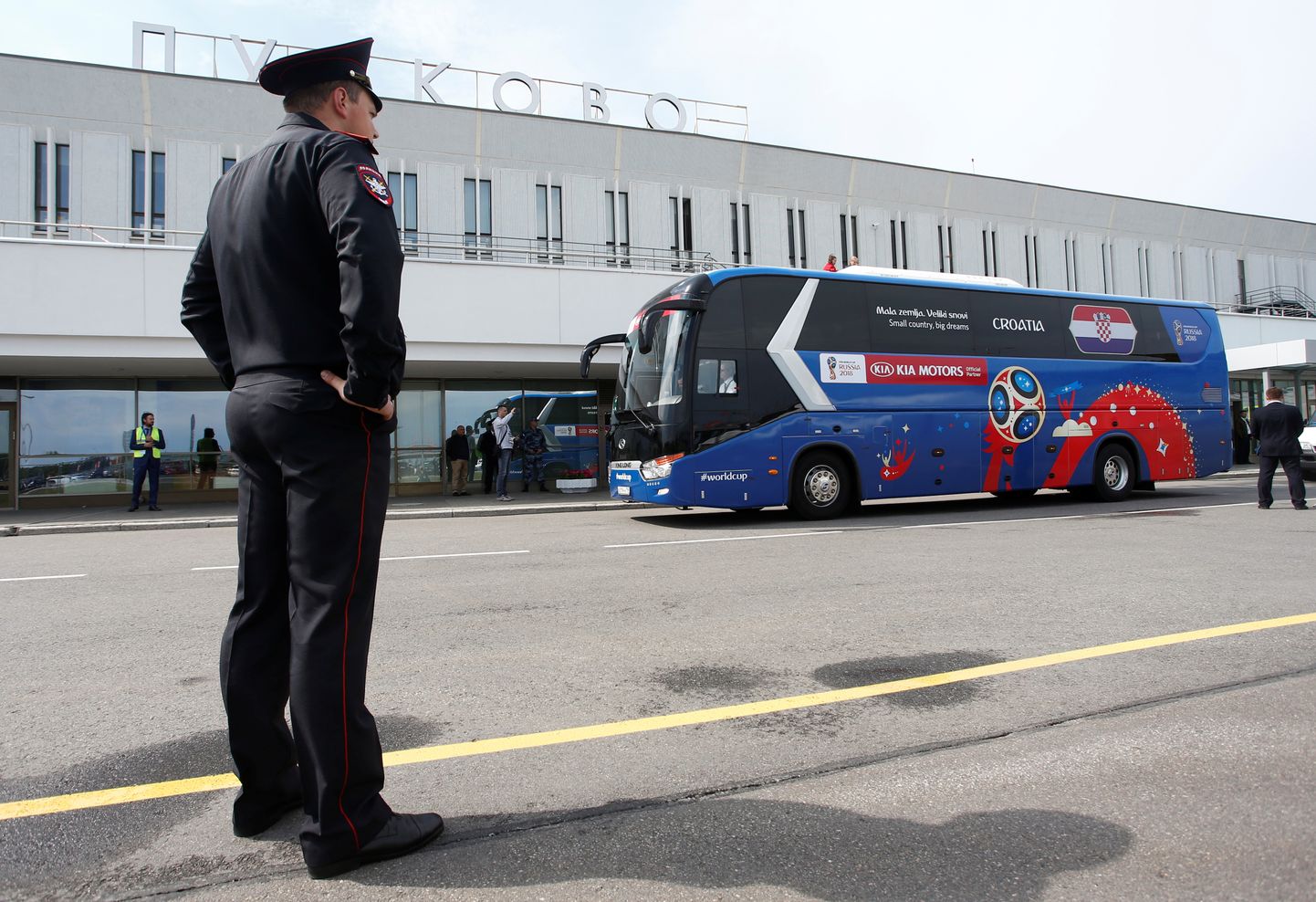 Politseinik jälgimas Horvaatia koondise saabumist Venemaale.