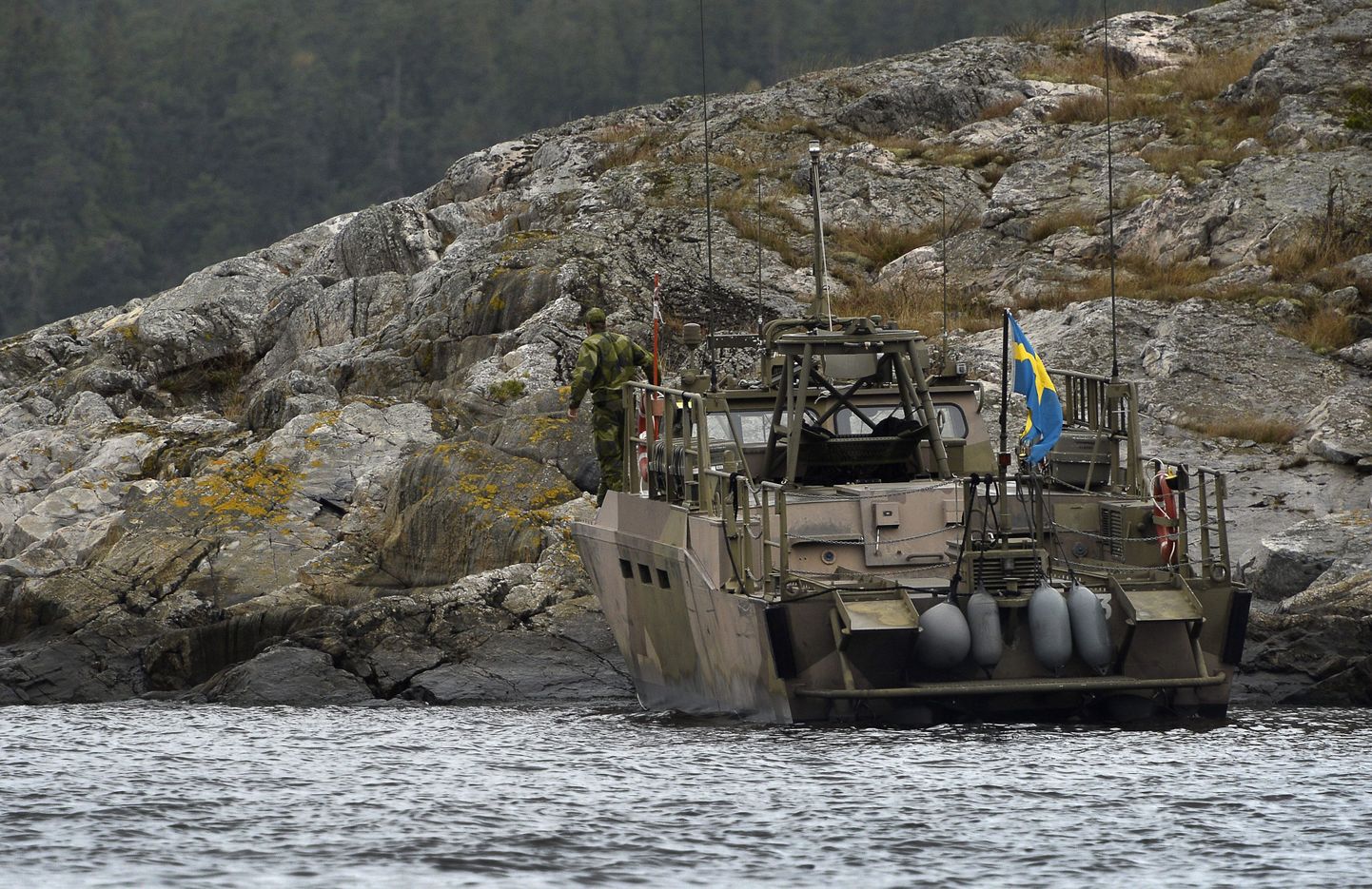 Rootsi sõjaväe CB90-klassi alus randus eile korraks Stockholmi saarestikus Kullbalingil.