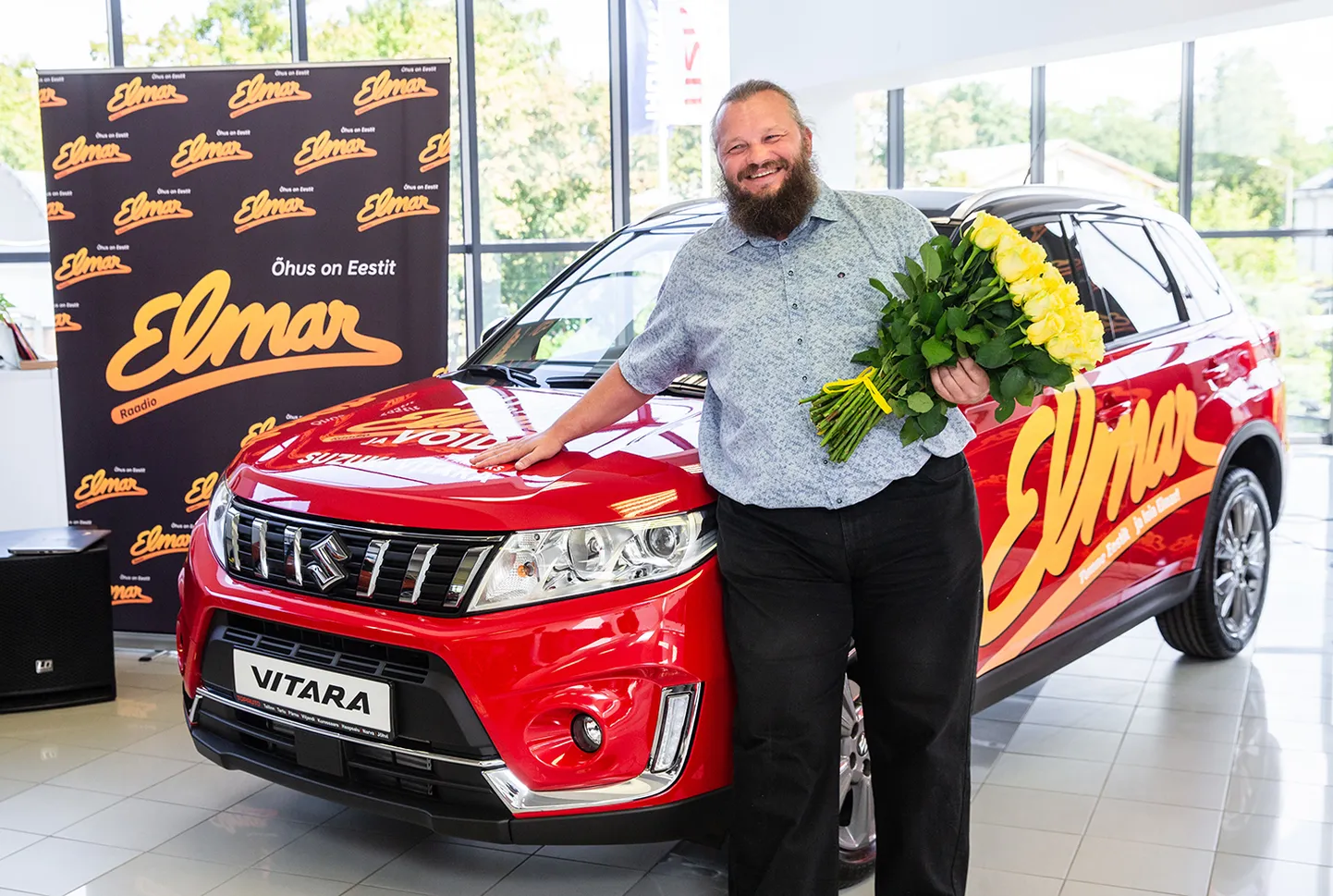 Elmari raadio kuulajamängu võitja Taavi Tiitsu oma uhiuue punase linnamaasturi Suzuki Vitaraga.