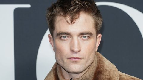 Robert Pattinson näitas naiste lemmikrõivast kandes, milline näeb välja moekas mees
