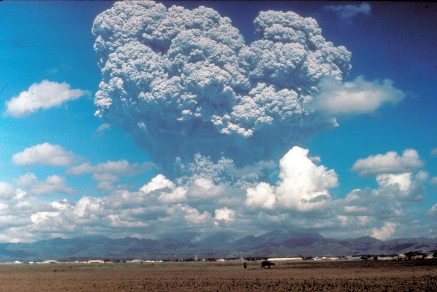 Filipiinidel asuva vulkaani Pinatubo 1991. aasta purskest atmosfääri sattunud heide, sealhulgas 15 teragrammi (15 miljonit tonni) vääveldioksiidi, langetas Maa keskmist pinnatemperatuuri enam kui aastaks.