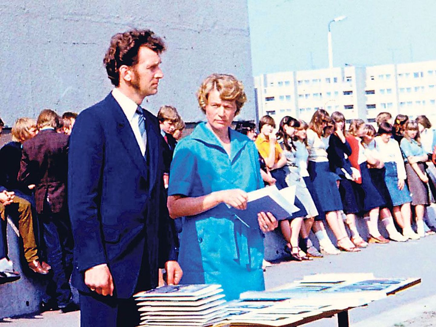 Koidula kooli direktor Rein Eglon ning kooli- ja klassivälise töö organisaator Helve Meerits 1980. aastail viimast koolikella märkival üritusel.