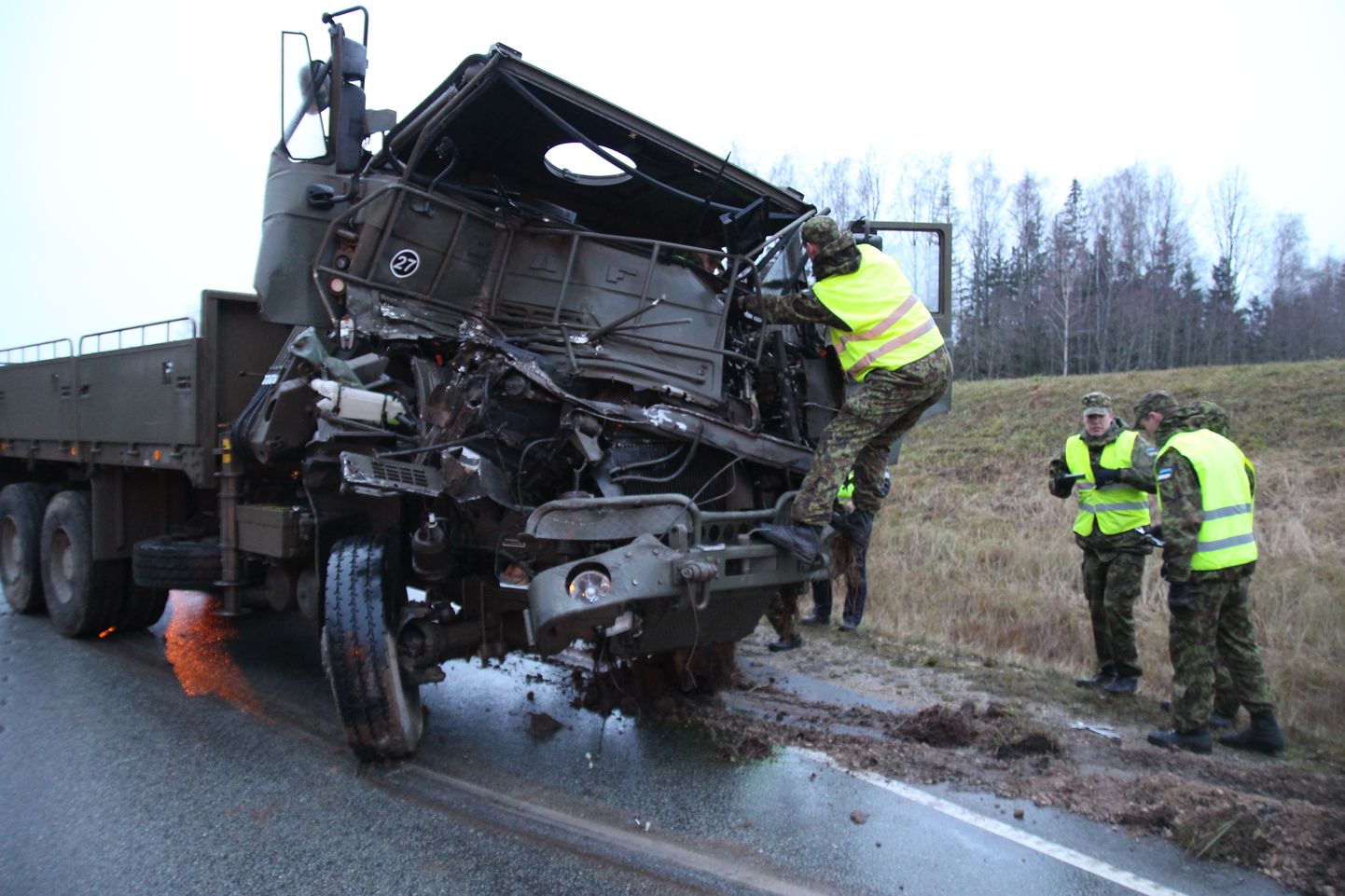 Liiklusõnnetus kaitseväe sõidukitega Põlva- ja Tartumaa piiril.