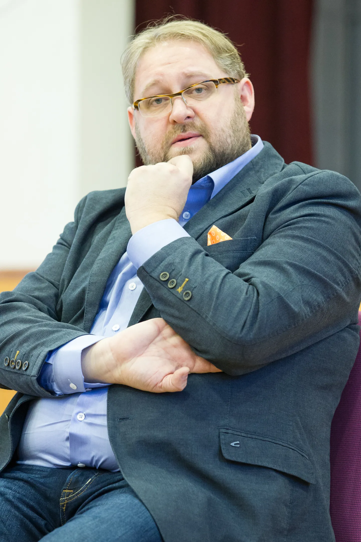 Anvar Samost leiab, et Kohtla-Järve võimud tahavad tulevast riigigümnaasiumi oma kontrolli all hoida.