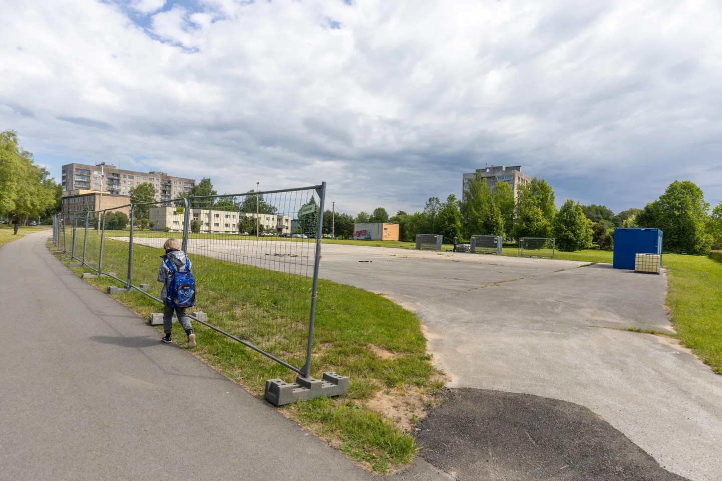 Teisipäeval jäi fotosilma ette veel tühi plats, mille äärde oli hakatud paigaldama ajutist aeda. Nüüd on tööd juba alanud.