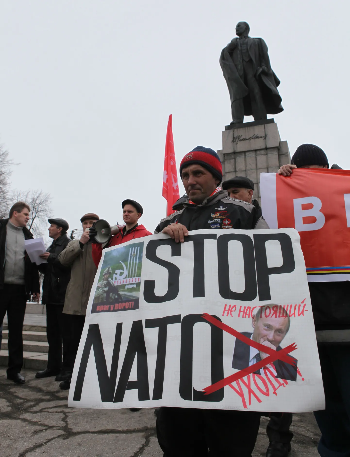 NATO vastu suunatud meeleavaldus Uljanovskis Lenini väljakul.
