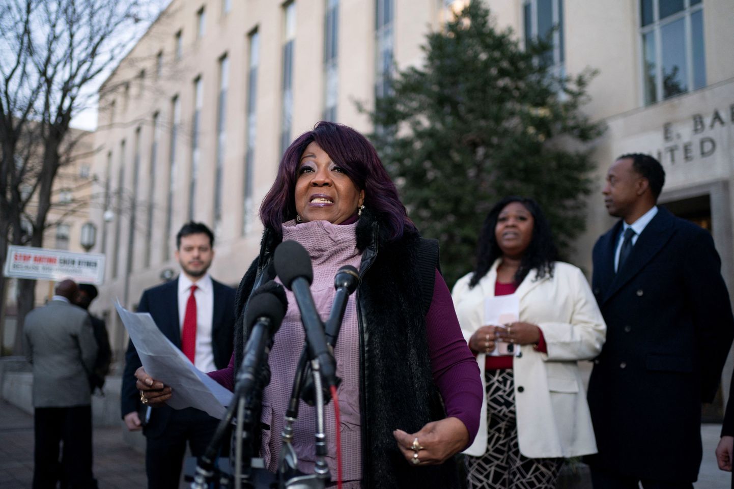 Georgia osariigi valimisjaoskonna töötaja Ruby Freeman Moss esines ajakirjanikele pärast kohtuotsust. Taustal seisab valges jakis tema tütar Wandrea Shaye Moss.