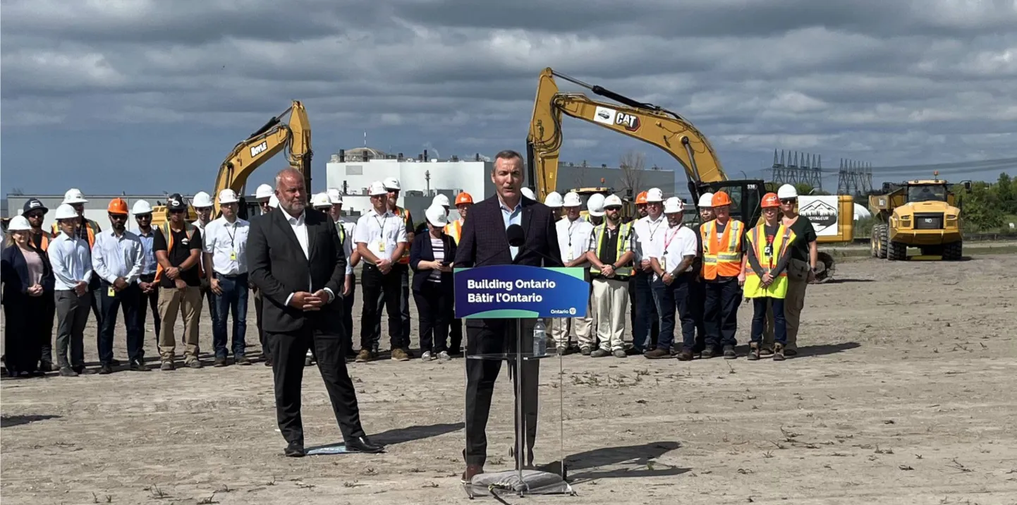 Ontario energiaminister Todd Smith (vasakul) ja Ontario Power Generationi president ja tegevjuht Ken Hartwick teatavad selle aasta juulikuus plaanist ehitada Darlingtoni veel kolm BWRX-300 seadet. Neistki reaktoritest on vaid ilupildid – avalikkusele pole teada antud, kas midagi on ka füüsiliselt valmis meisterdatud.