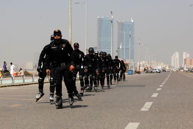 Pakistani Karachi politsei rulluisuüksuse liikmed.