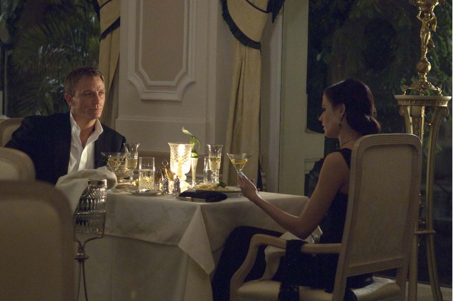 Kaader 2006. aasta filmist «Casino Royale». Pildil Daniel Craig ja Eva Green. Laual on näha vodkamartiinit ja šampanjat