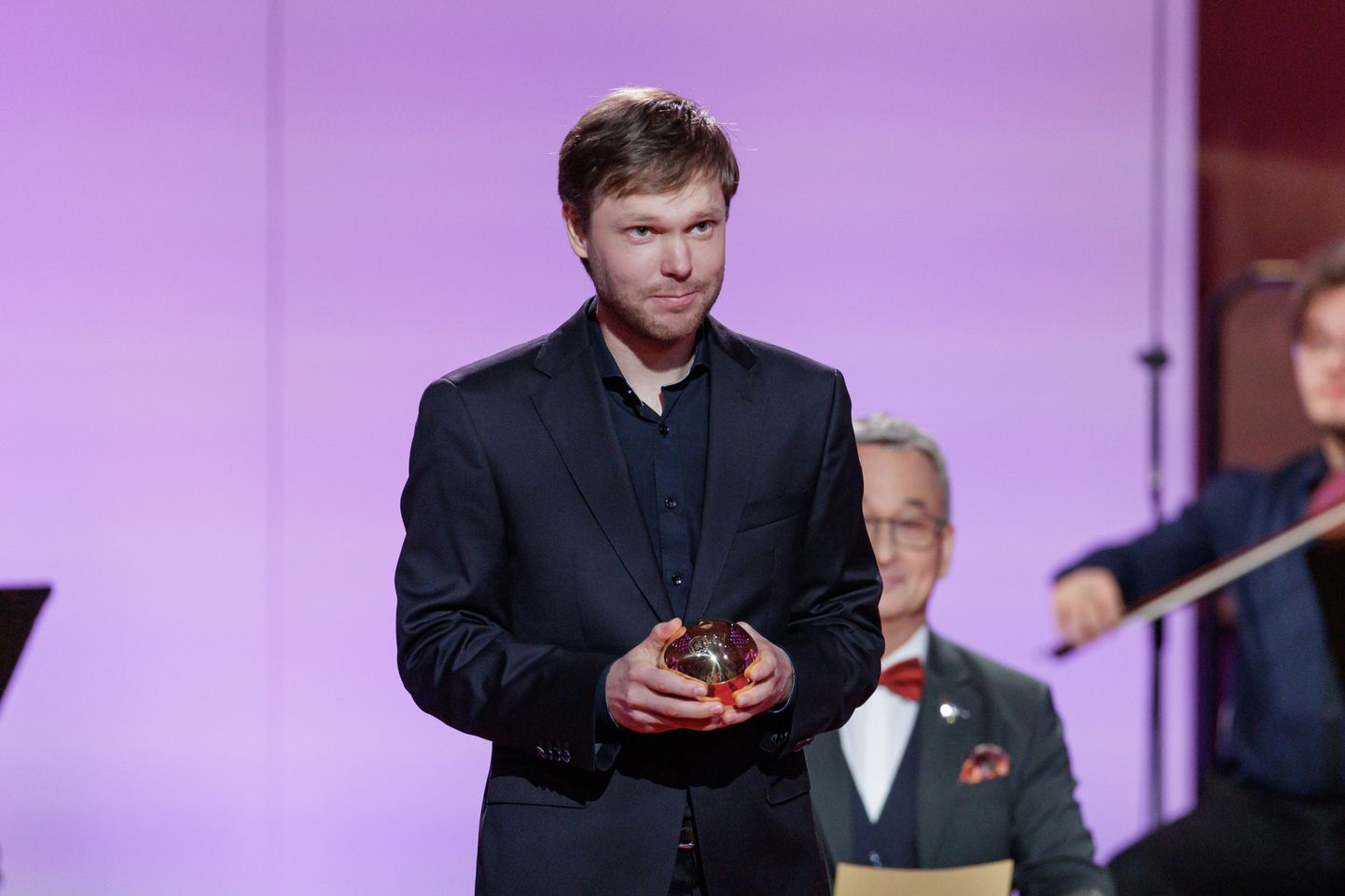 Aasta muusiku tiitli pälvib muusik, kelle loomingulised saavutused on edendanud Eesti muusikakultuuri. Selle aasta muusikuks valiti Pärt Uusberg.
