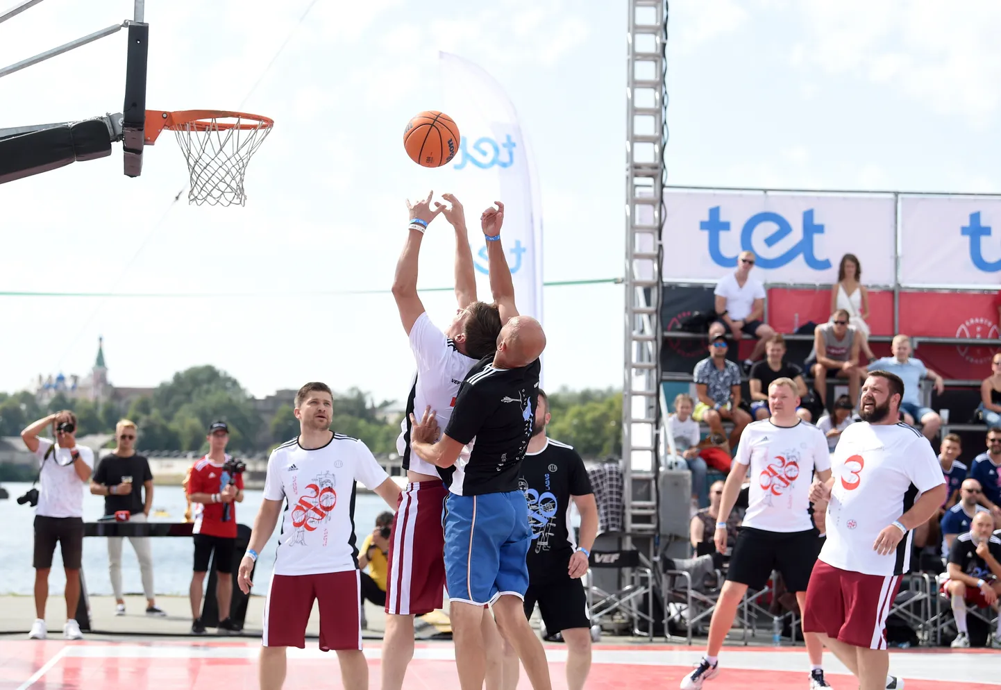 Rīgas svētku laikā uz AB dambja norisinās diennakts basketbola turnīrs "Krastu mačs".