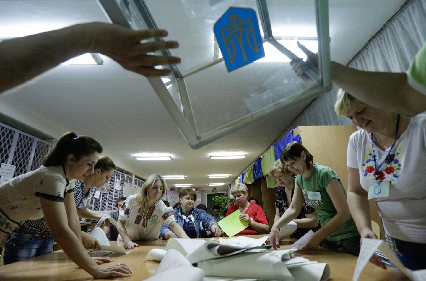 Подсчет голосов на избирательном участке в Киеве.
