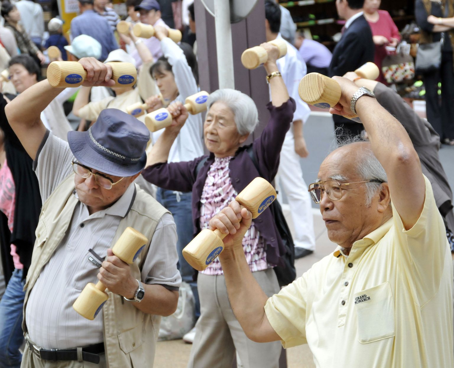 Jaapani eakad treenimas puust hantlitega eakate austamise päeval 21. septembril 2009. aastal.