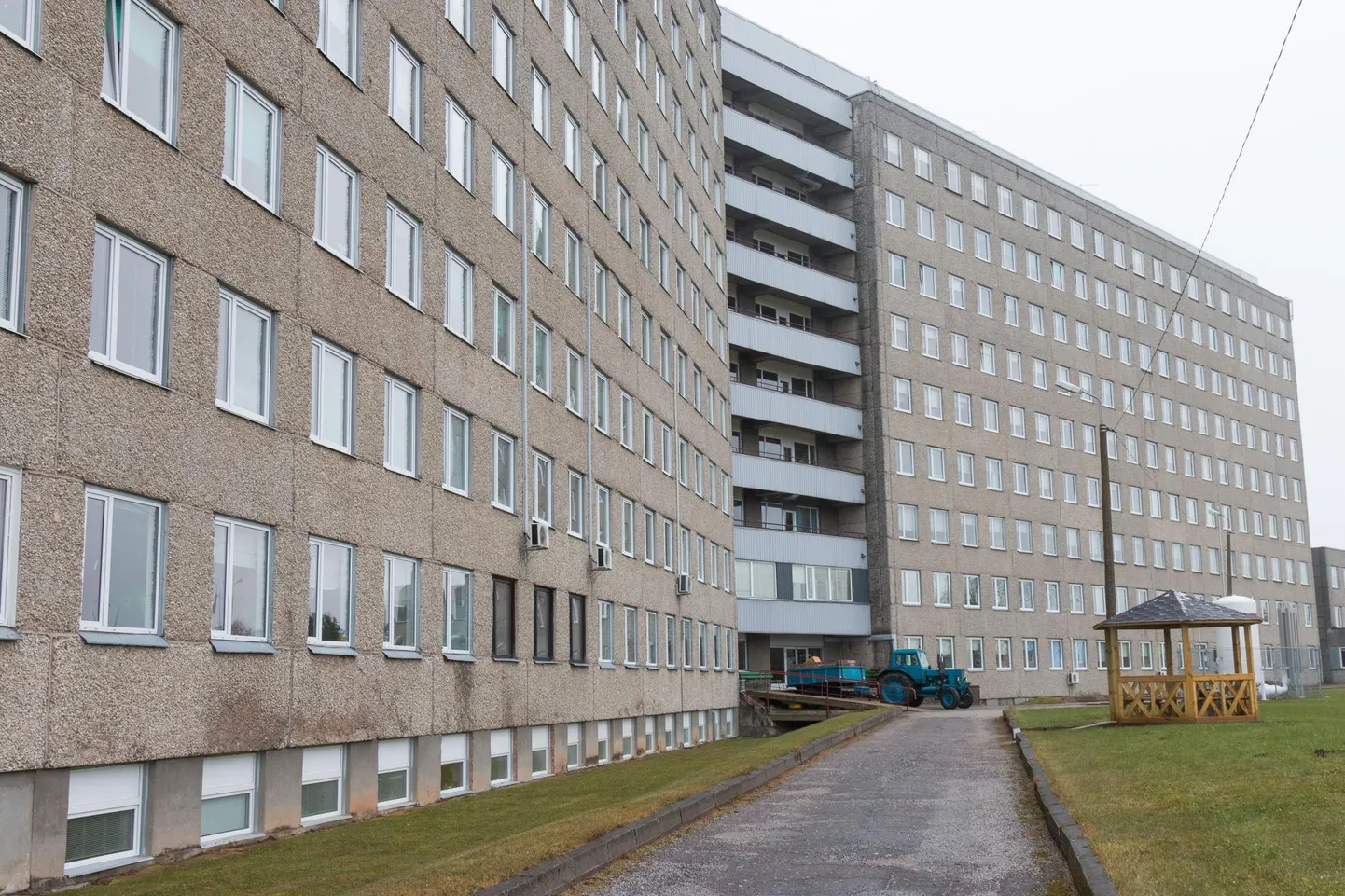 61-aastane mees hüppas oma palati aknast välja ning suri maja taga.