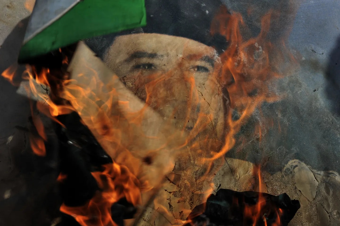 Põlema süüdatud Liiba liidri Muammar Gaddafi portree.