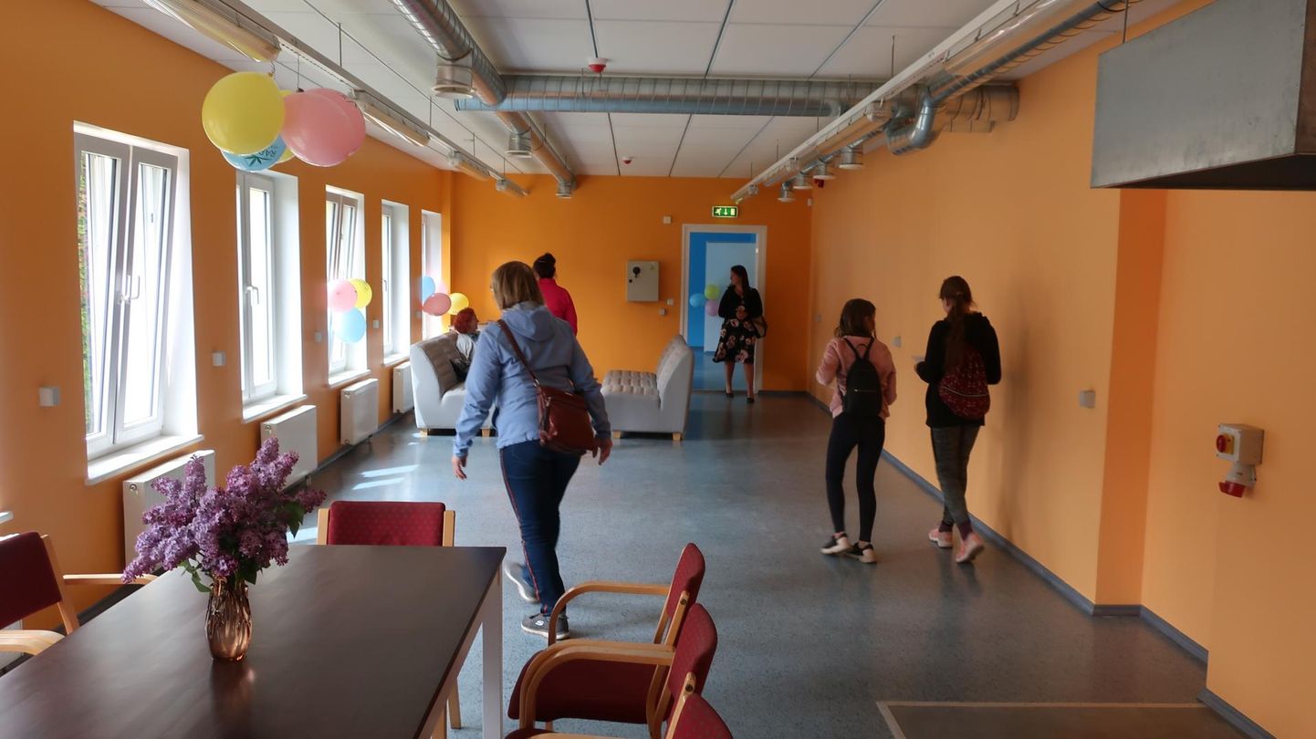 Räpina vallavalitsus tõstis seni ühisgümnaasiumi teisel korrusel tegutsenud MTÜ Räpina Avatud Noortekeskuse majast välja ja avas ise uue noortekeskuse hoone esimesel korrusel (fotol).