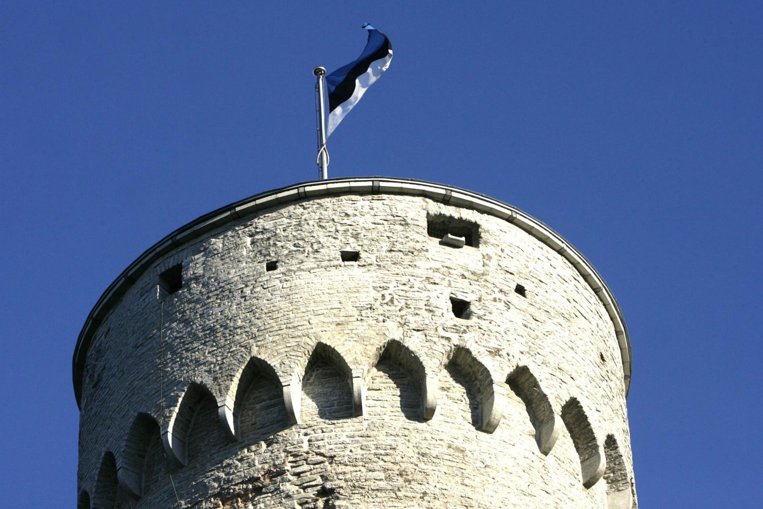 Tunnistus Eesti iseseisvusest – sinimustvalge Pika Hermanni tornis.