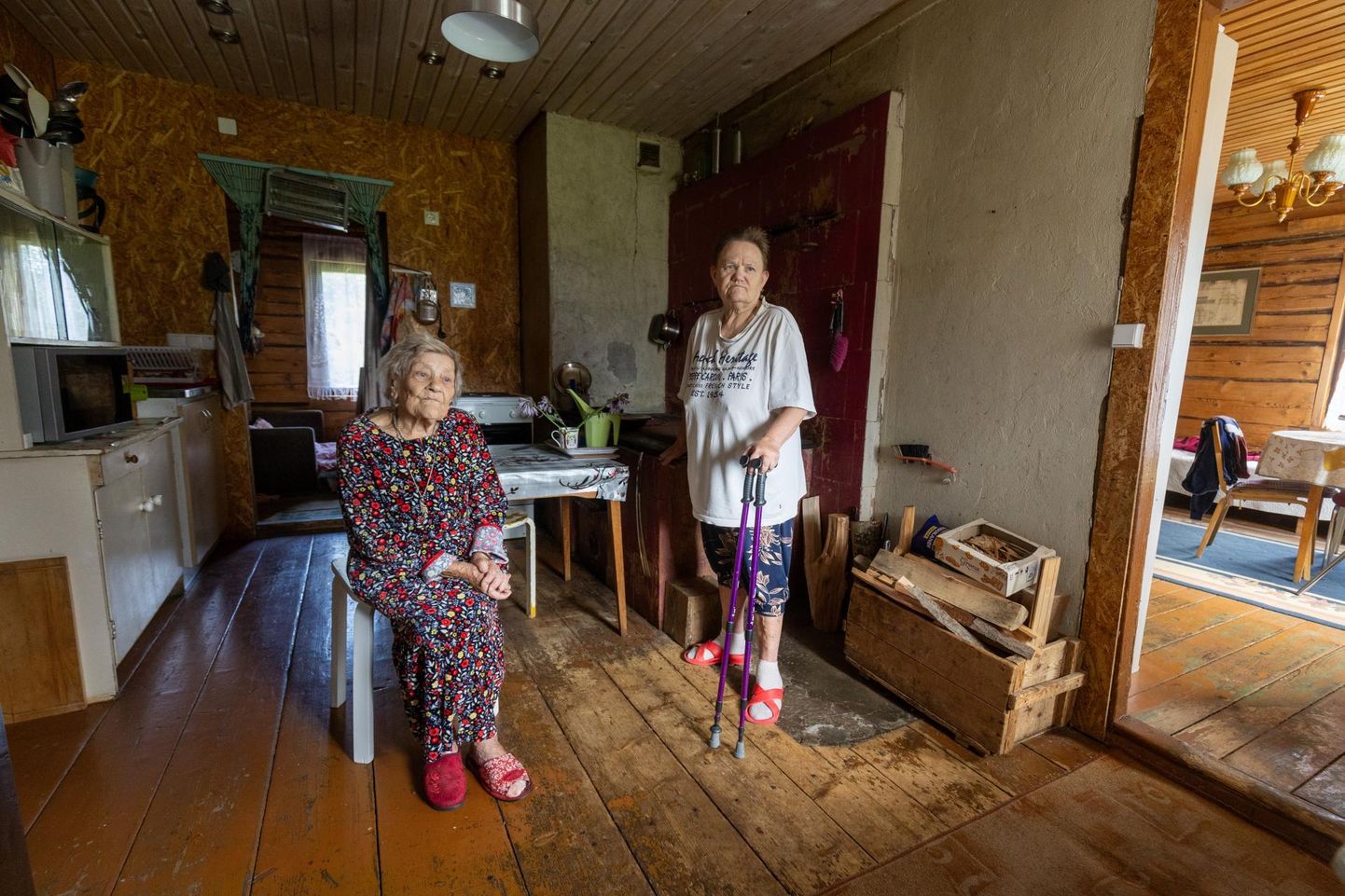 100-aastane Aino Lall (vasakul) ja tema tütar Liivi Paas põlengujärgsel päeval oma koduköögis.