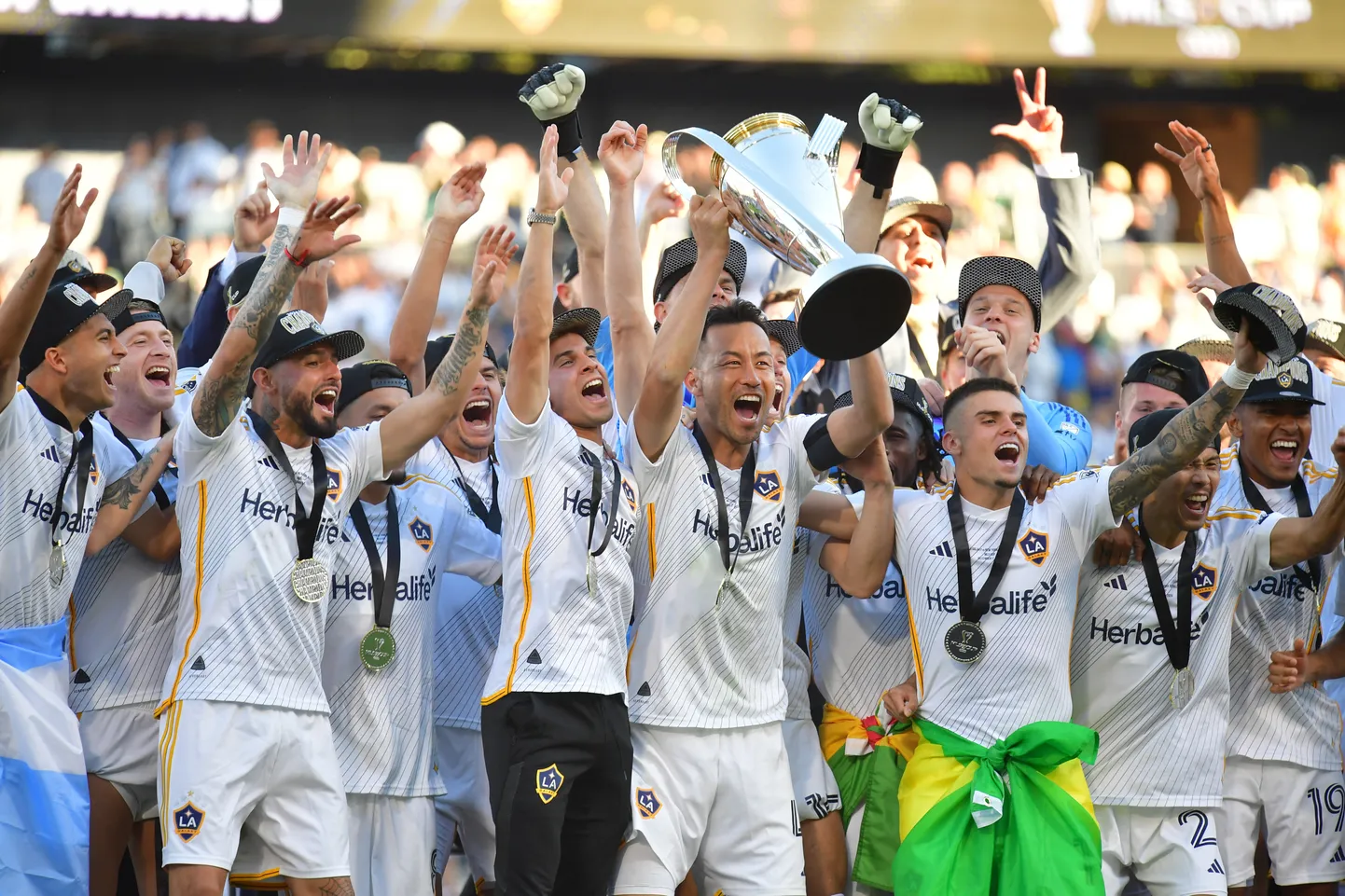 Losandželosas "Galaxy" komanda sestdien, 7. decembrī, Kārsonā, Kalifornijā, nodrošināja savu sesto ASV futbola līgas (MLS) čempiones titulu.