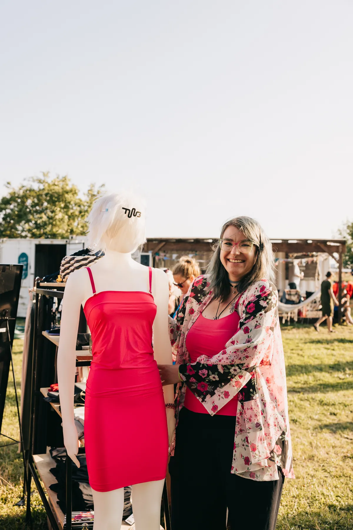 Üliefektne roosa tuub #hotpink sündis spetsiaalselt sünnipäeva puhul. Mannekeeni seljas kleidina, tuubi fänni esitluses pluusina – püüab pilke igal kujul!