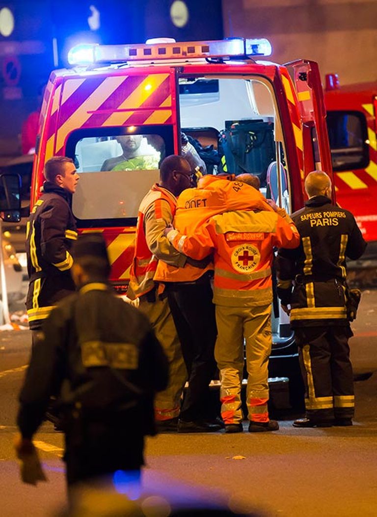Glābēji un mediķi strādā apšaudes vietā Parīzē, Francijā, 13.novembra vakarā 