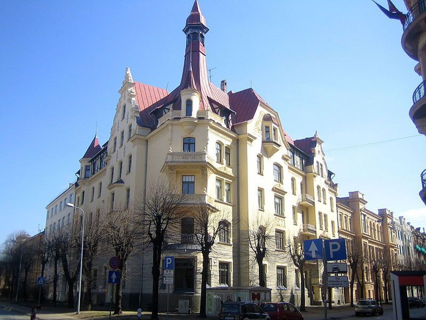 Дом, где находится Музей югендстиля, увенчан характерной для творчества Константина Пекшенса башенкой.
