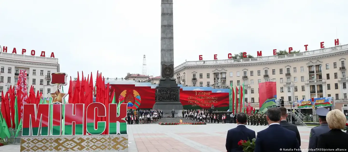 Представители действующей власти Беларуси на церемонии на площади Победы в Минске в июне 2020 года (фото из архива)