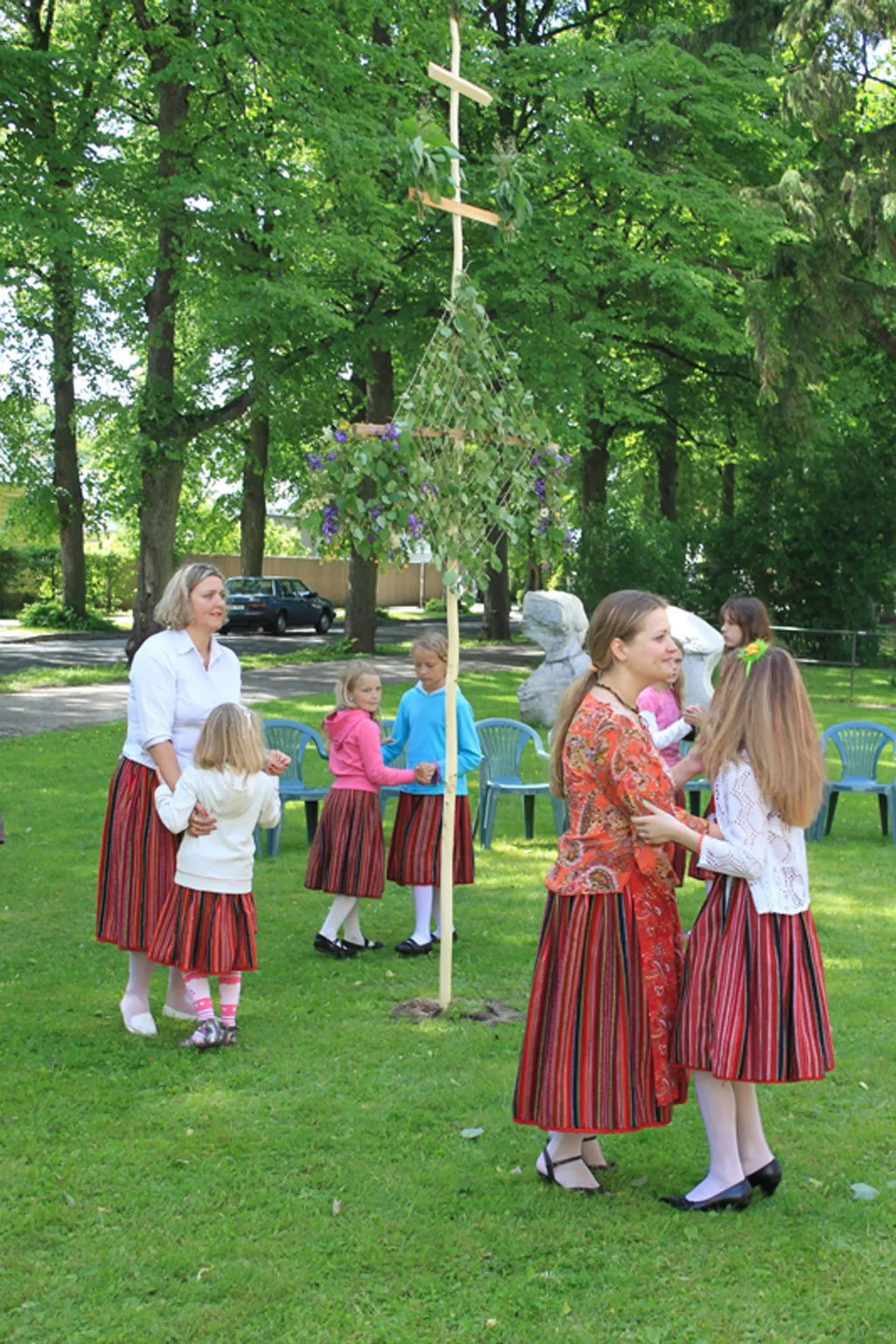 Tants ümber Pärnu meiupuu.