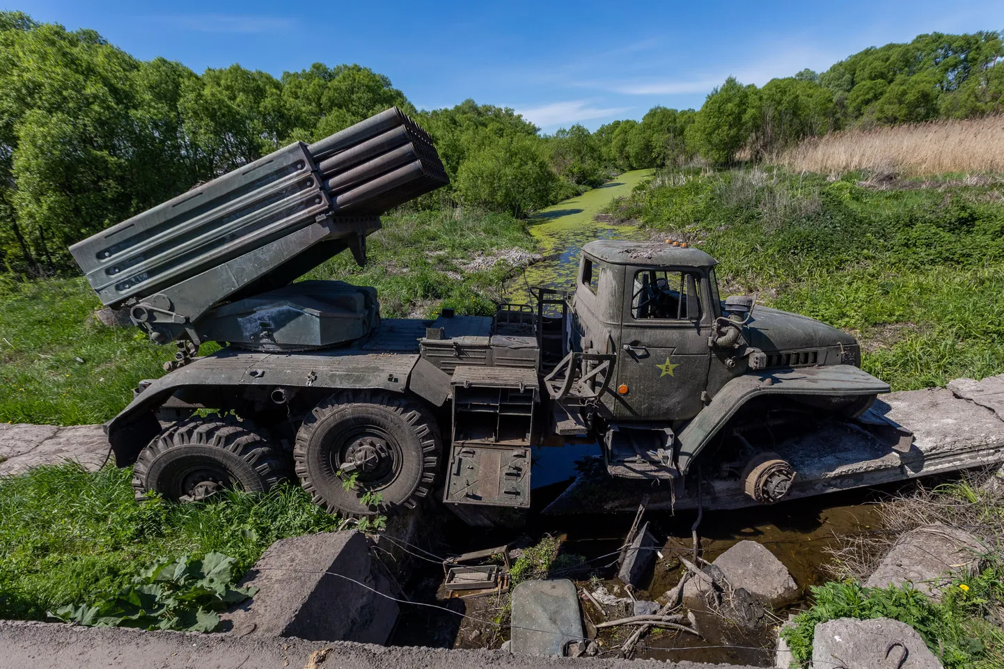 Puruks lastud Vene armee Grad-raketisüsteem vabastatud Ruska Lozova külas.