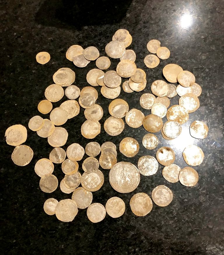 84 metallraha seas, mis Paul ja Michael sõbra põllult leidsid, on ka väga haruldased mündid Henry VI ja Charles I valitsusajast.