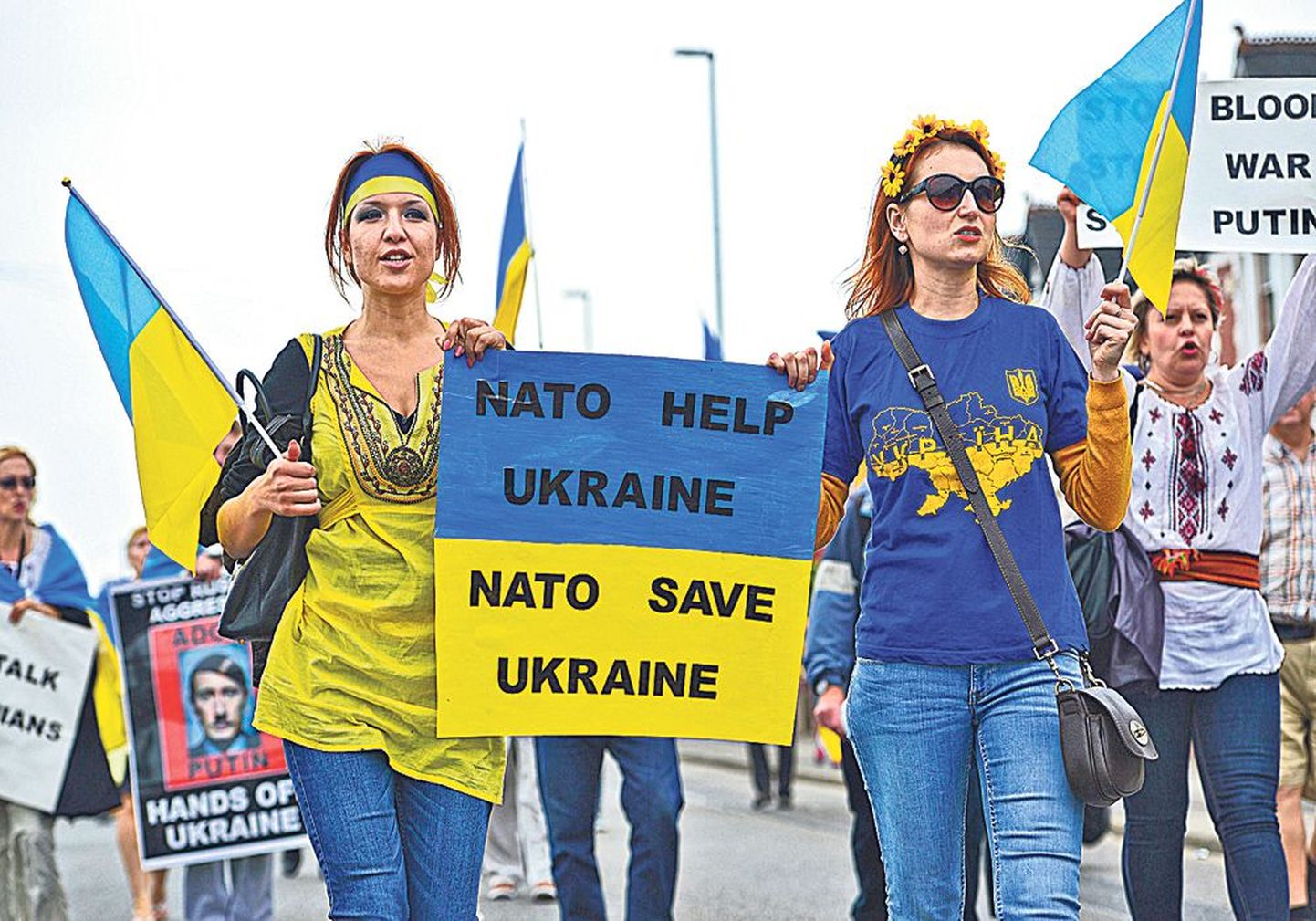 Wales'i tippkohtumisel ringi liikunud meeleavaldajad, kes meenutasid, kui väga Ukraina NATO abile loodab.
