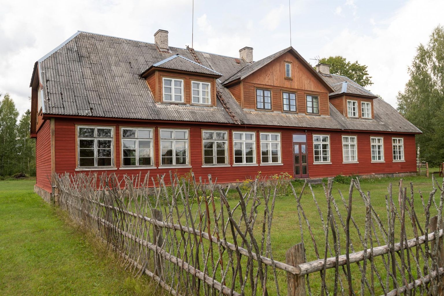 Maal elamise päeval jagatakse Samliku vanas koolimajas vanade puumajade taastamise kogemusi.
