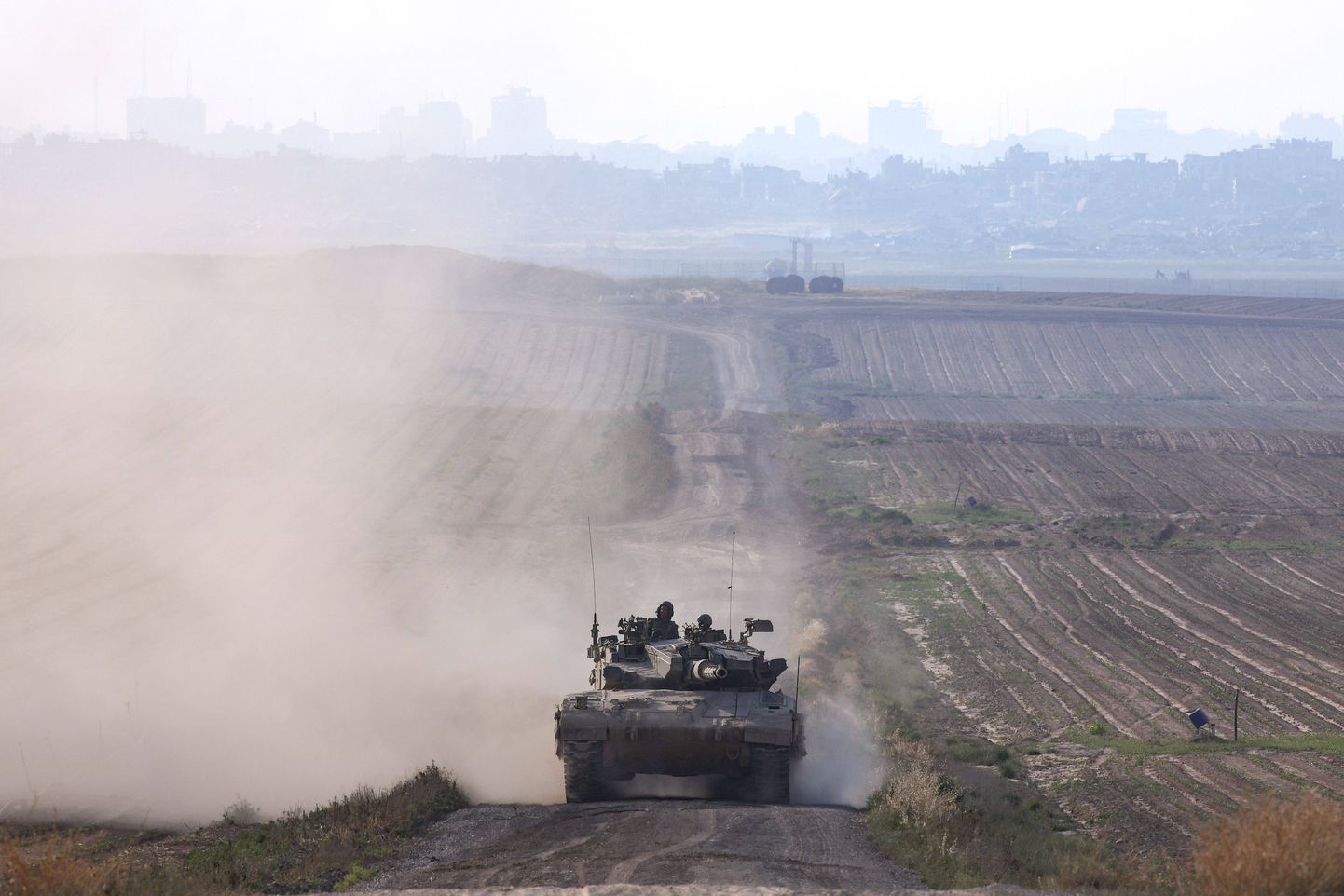 Iisraeli tank Gaza piiri lähedal.